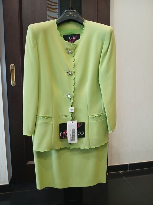 Жіночий костюм зі спідницею