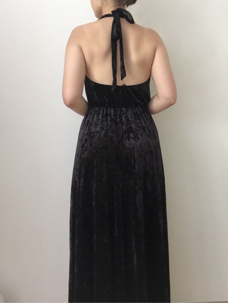 Czarna welurowa sukienka glamour NA-KD 70’s retro balowa studniówka