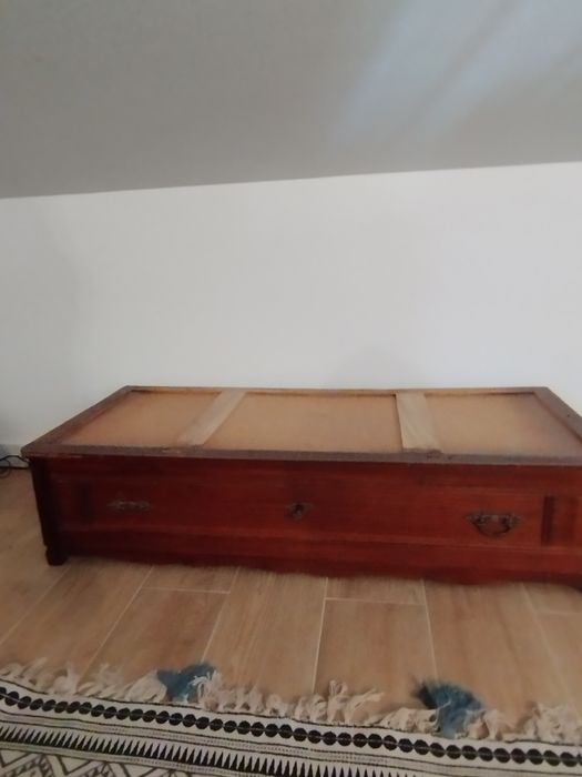 Base de roupeiro antigo para mesa centro ou TV