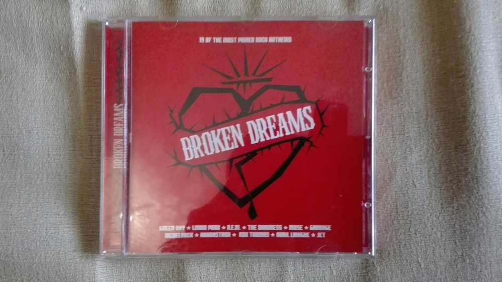 CD coletânea "Broken Dreams" em optimo estado de 2005.