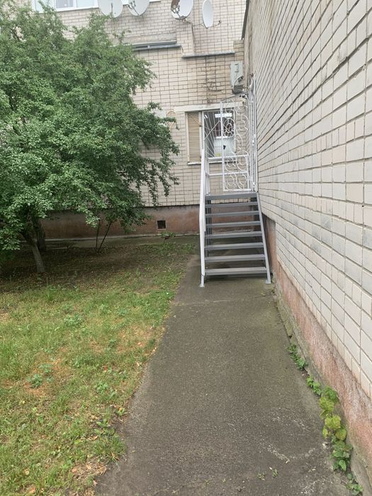 Продаю приміщення 38м2 разом з гаражем 30м2 +0.0209 га землі