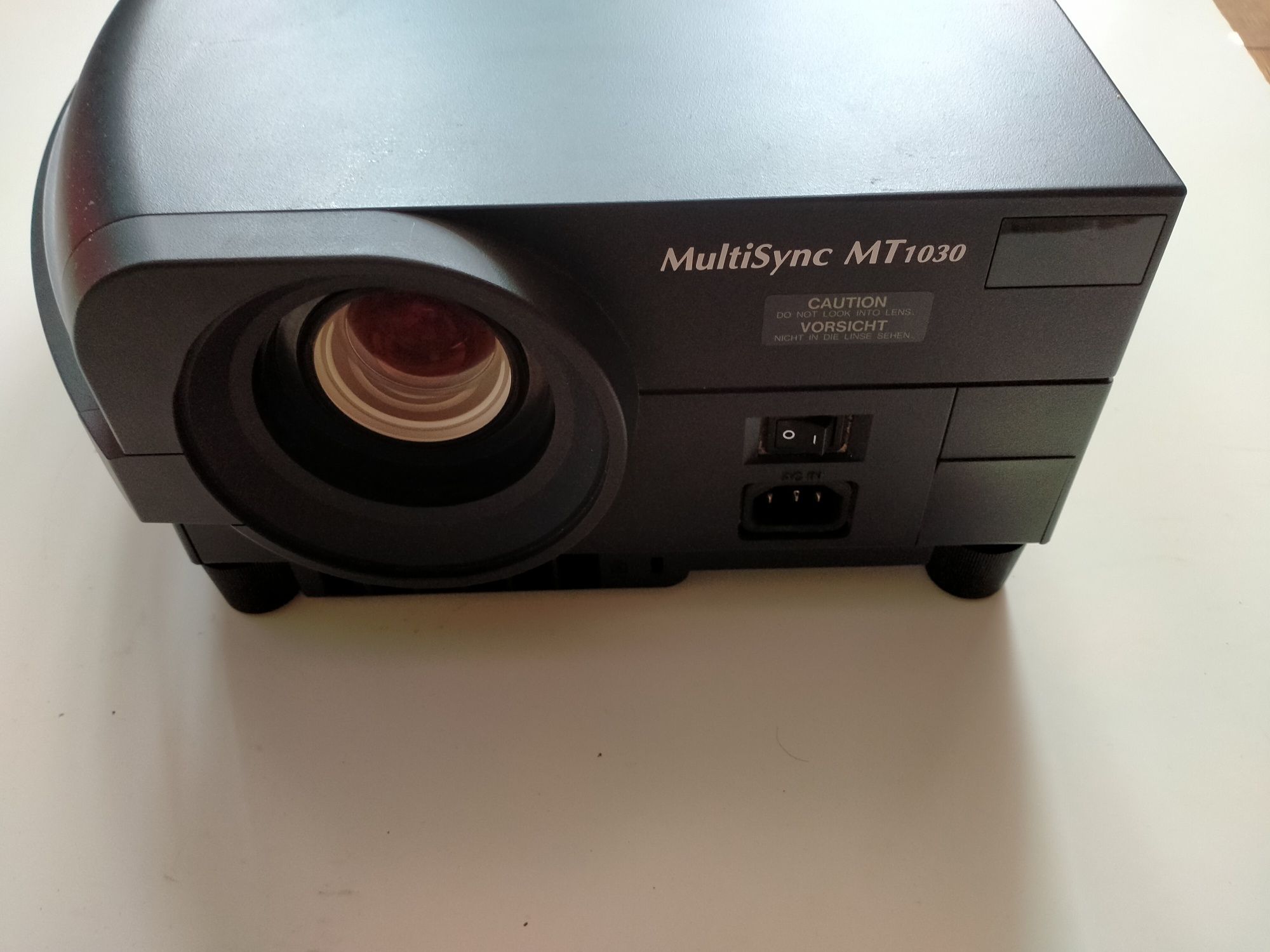 LCD projektor MultiSync MT 1030