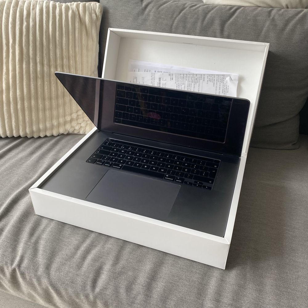 Macbook PRO 16” 2019 i7 - defeito do ecrã