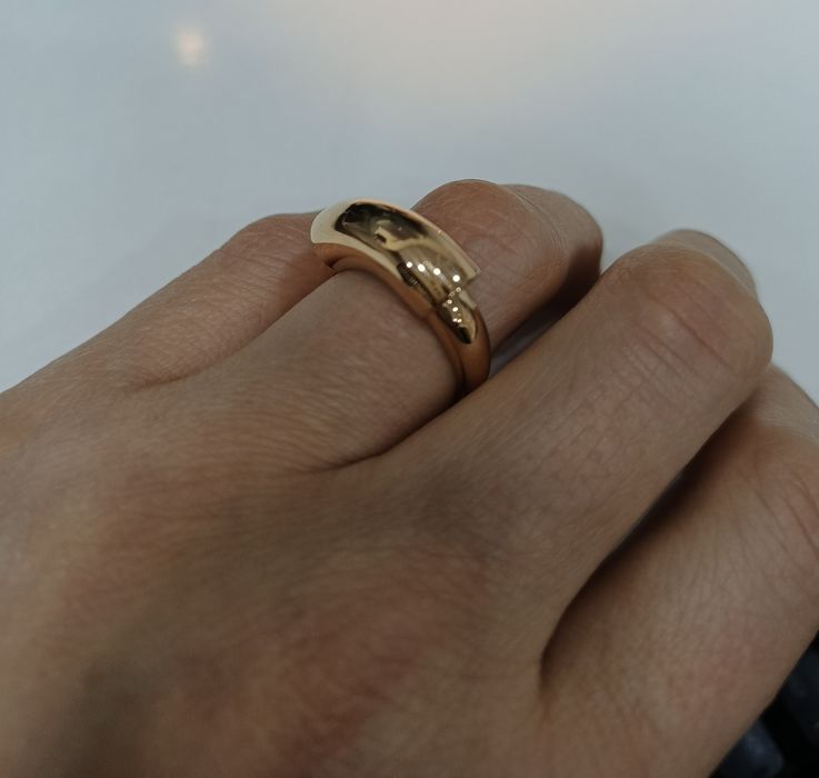 Золота каблучка 17.5 розмір