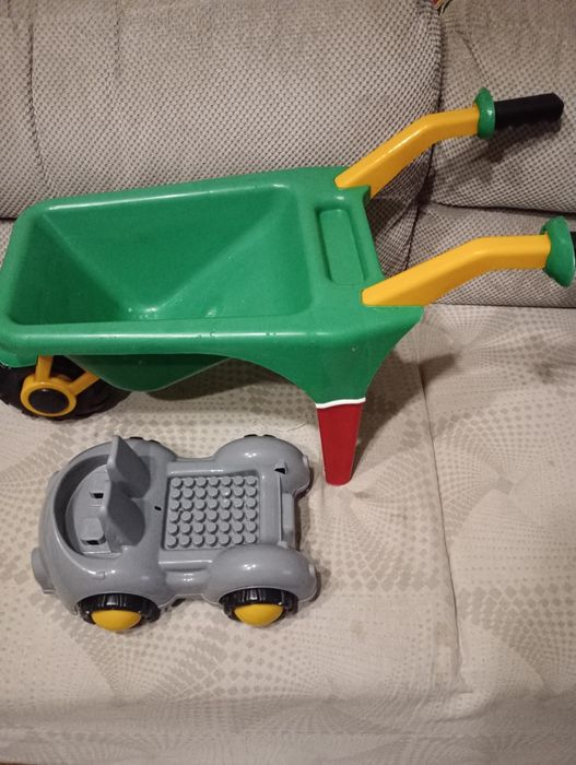 Duża taczka i Samochód