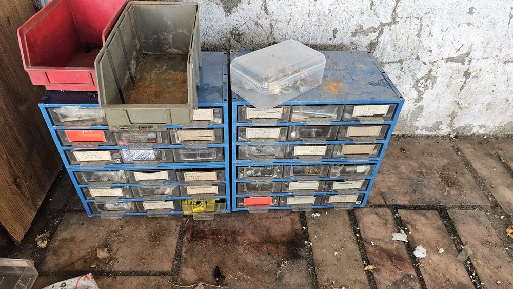 GAVETAS de ARRUMAÇÃO,  com prateleiras