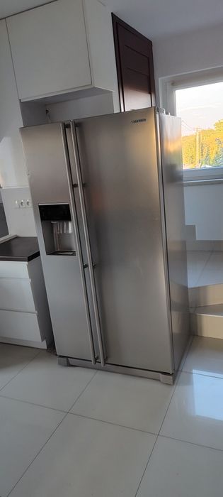 Lodówka dwudrzwiowa z kostkarką lodu