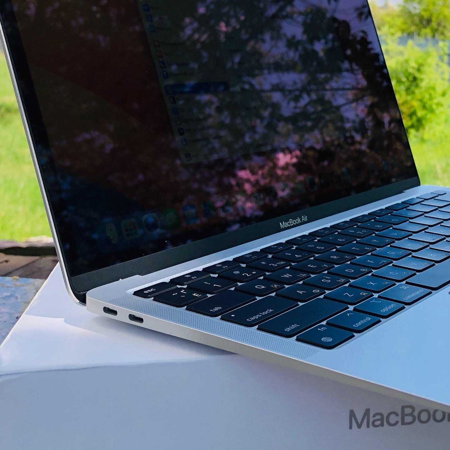 Apple MacBook Air 13” 2020 M1 8/256Gb Silver. Новий, 10 циклів заряду!