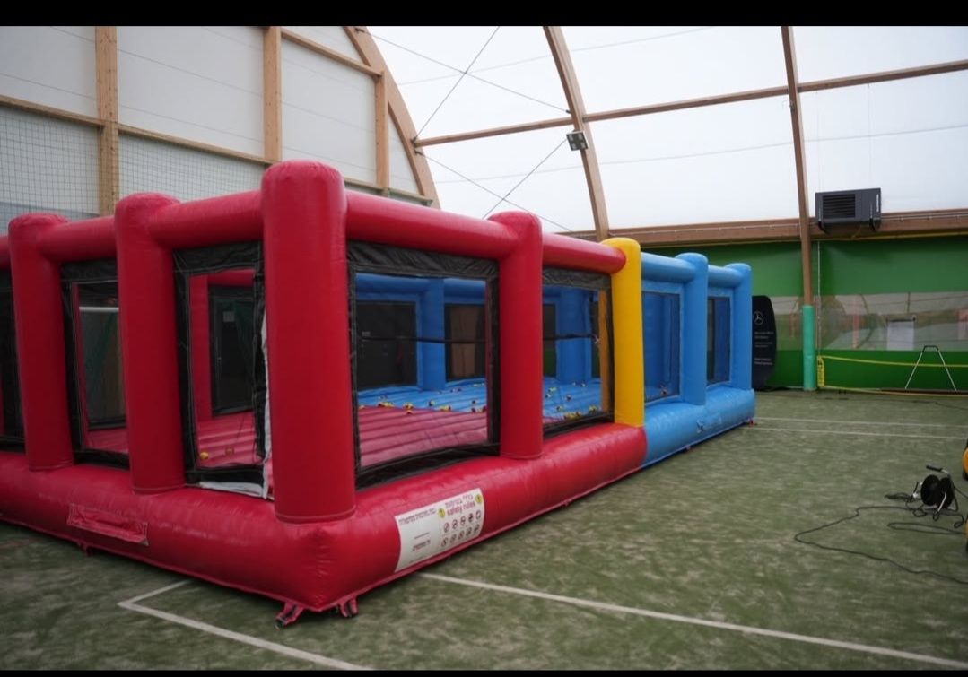 Boisko, trampolina dmuchaniec