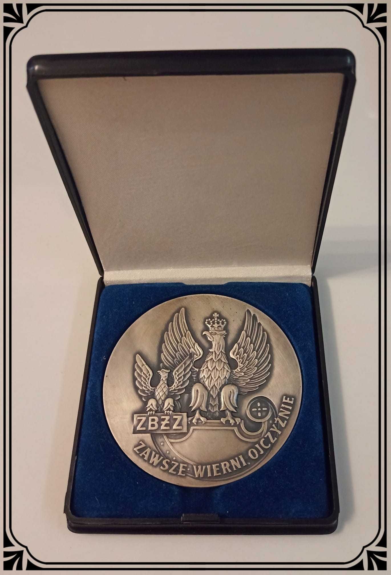 Oryginalny medal z napisem "Zawsze Wierni Ojczyźnie ..."
