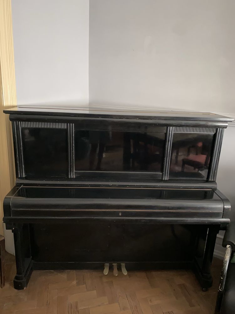 Piano Goetze Preto