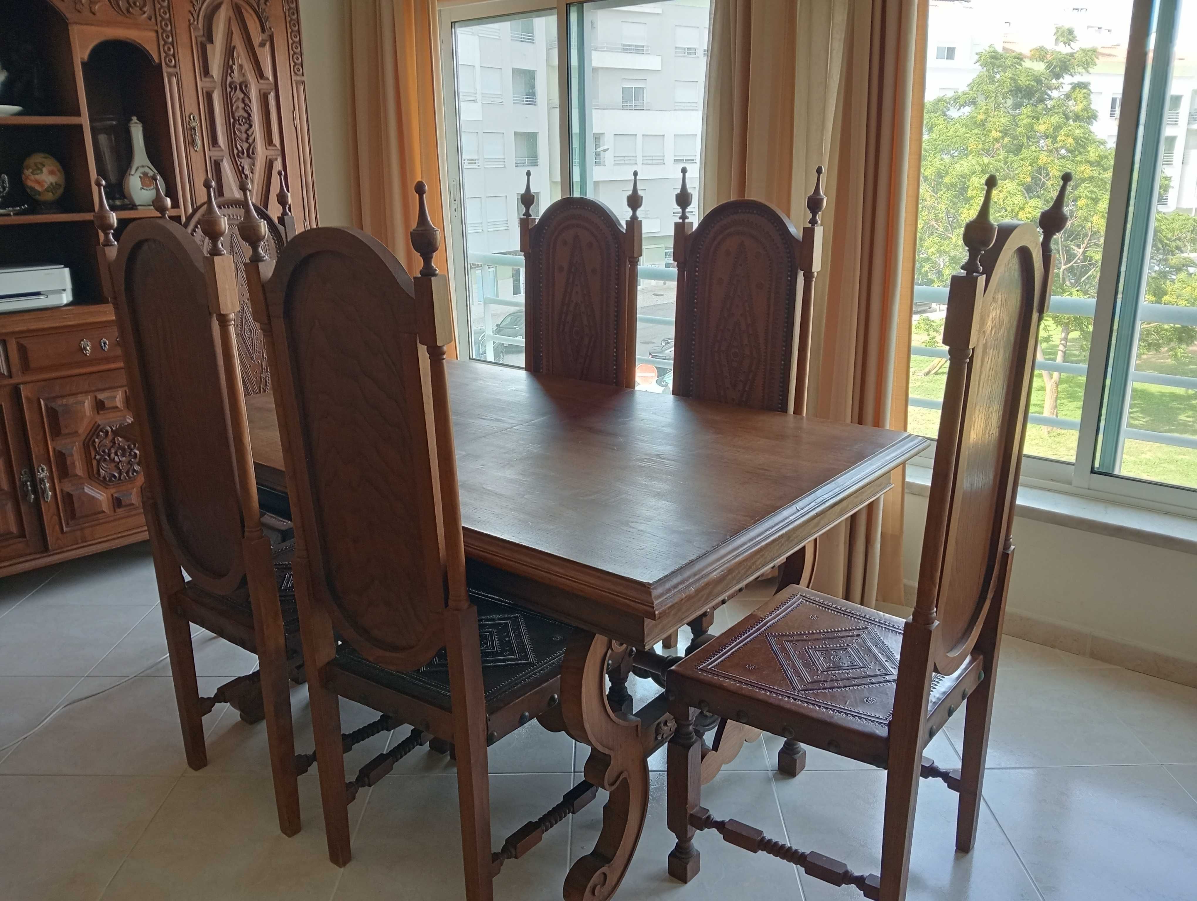 mesa sala jantar e cadeiras madeira mogno