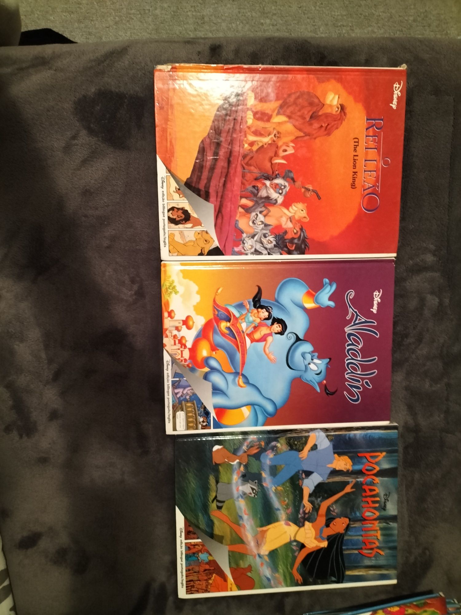 Toda a coleção de livros bilingue português/Inglês da Disney