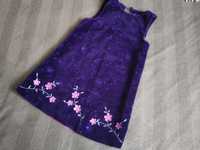 Fioletowa sukienka w haftowane kwiaty