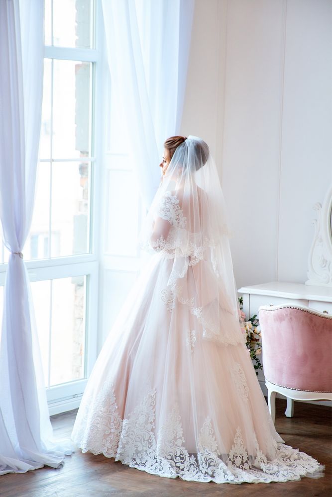 Пудрова мереживна весільна сукня для принцеси