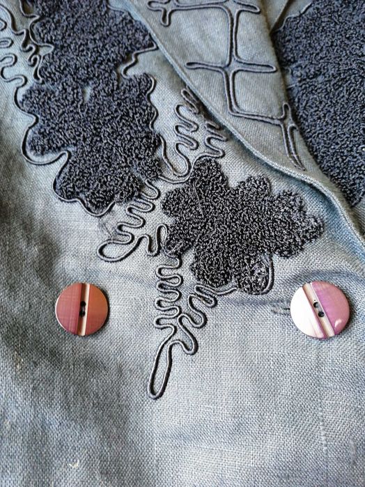 Tailleur em linho com bordados em relevo