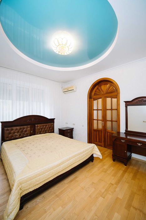 Простора дворівнева квартира в центрі!