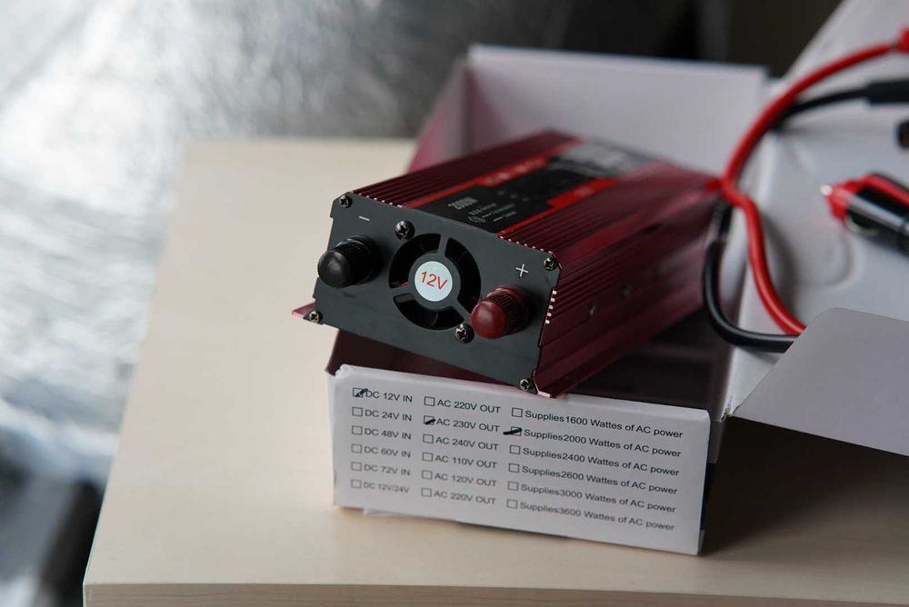 Інвертор, перетворювач напруги KME DC/AC 12-220v, 2000W з LCD дисплеєм