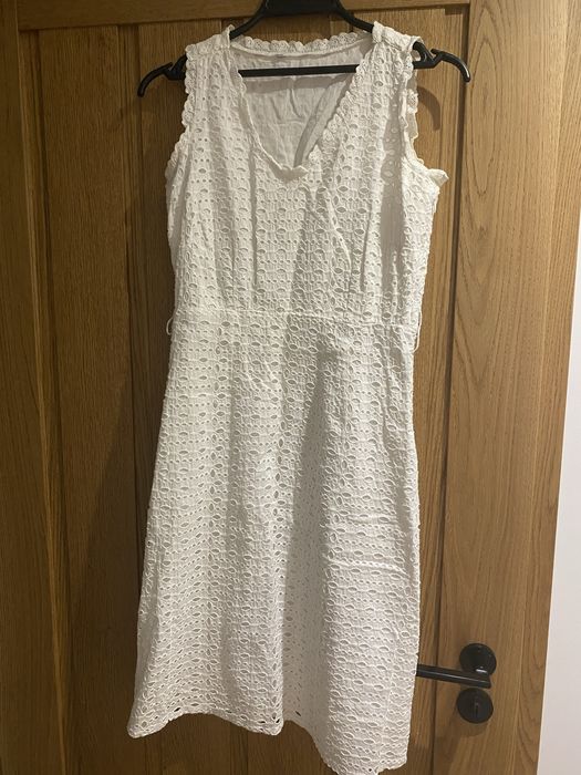 Koronkowa biala sukienka