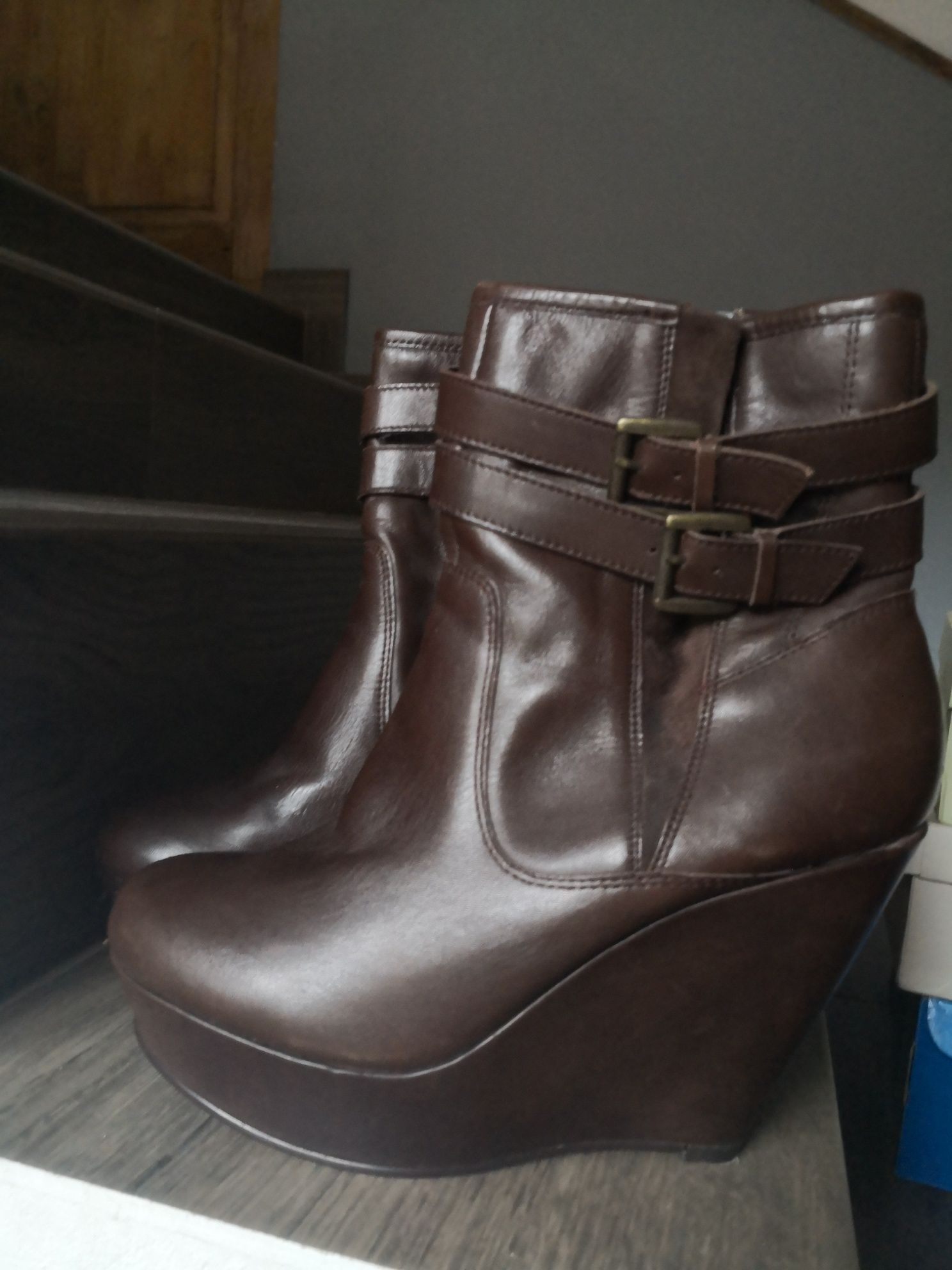 Buty że skóry na koturnie, oryginalny kształt 38