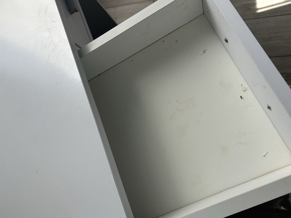Toaletka ze składanym, zamykanym lustrem