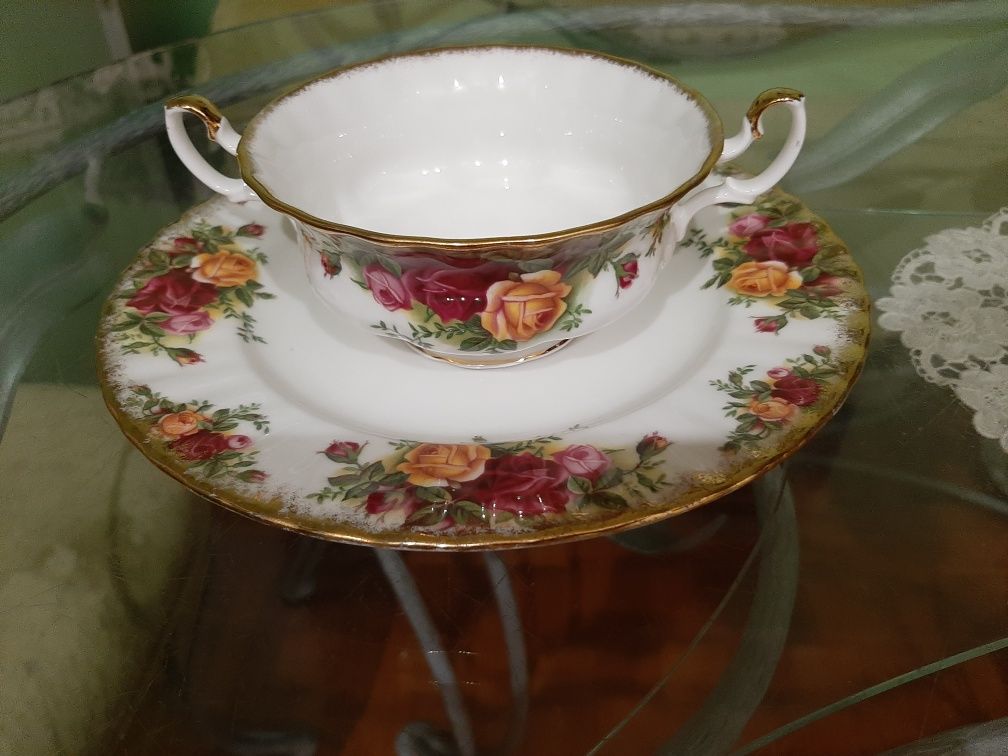 Бульйонница ,тарелки  из английского фарфора "Royal Albert"