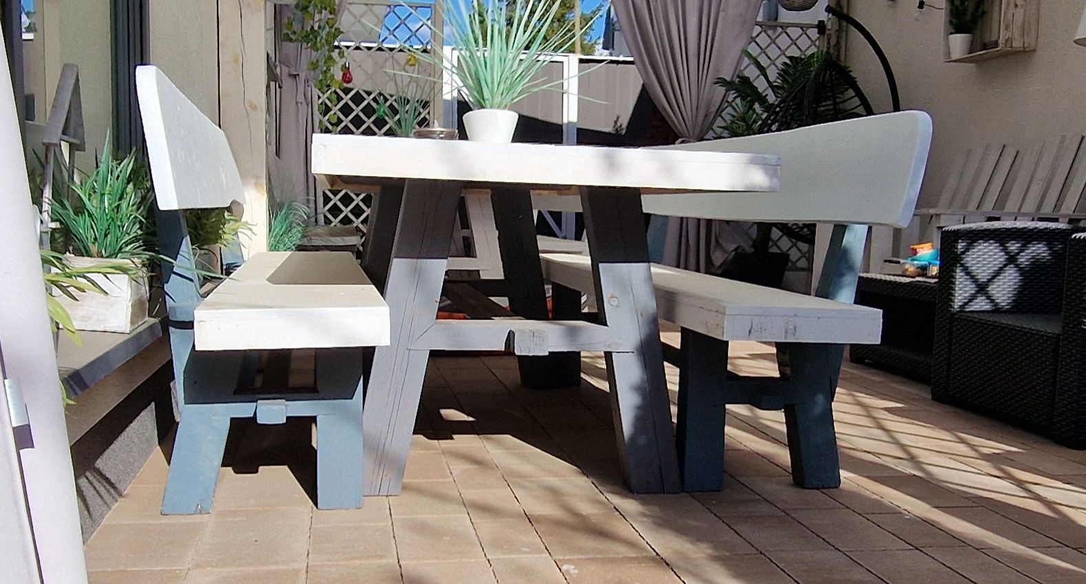 Stół ogrodowy z ławkami.