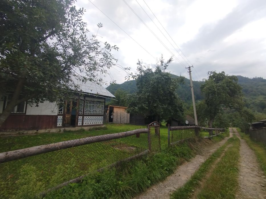 Будинок в Карпатах, біля асфальту, жилий стан