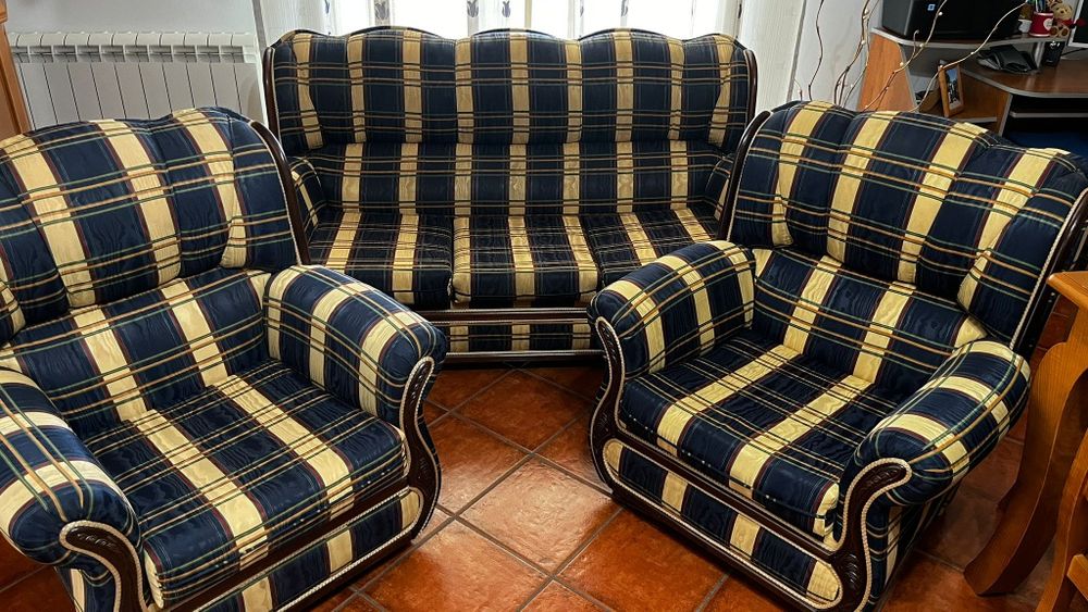 1 sofá de 3 lugares  e 2 sofás individuais