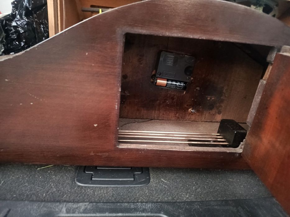 Stary zegar kominkowy przerobiony na baterię