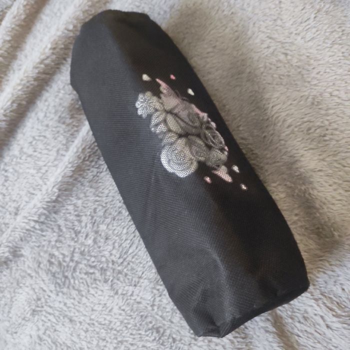 Czarny piórnik tuba