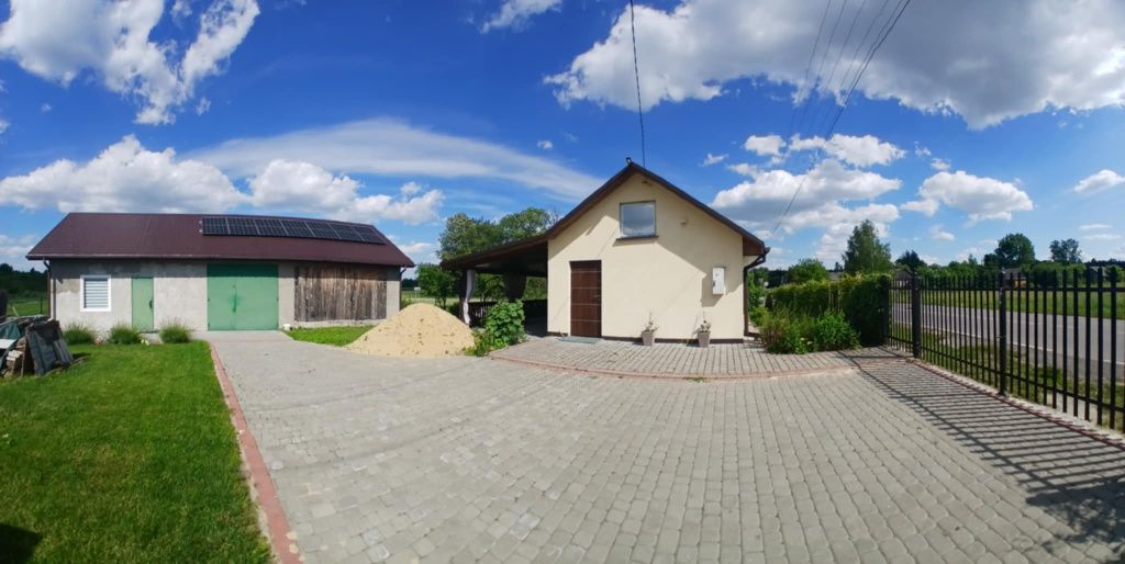 Dom z dużym   budynkiem gospodarczym