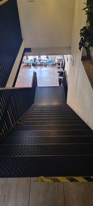 Sprzedam schody metalowe wewnętrzne masywne