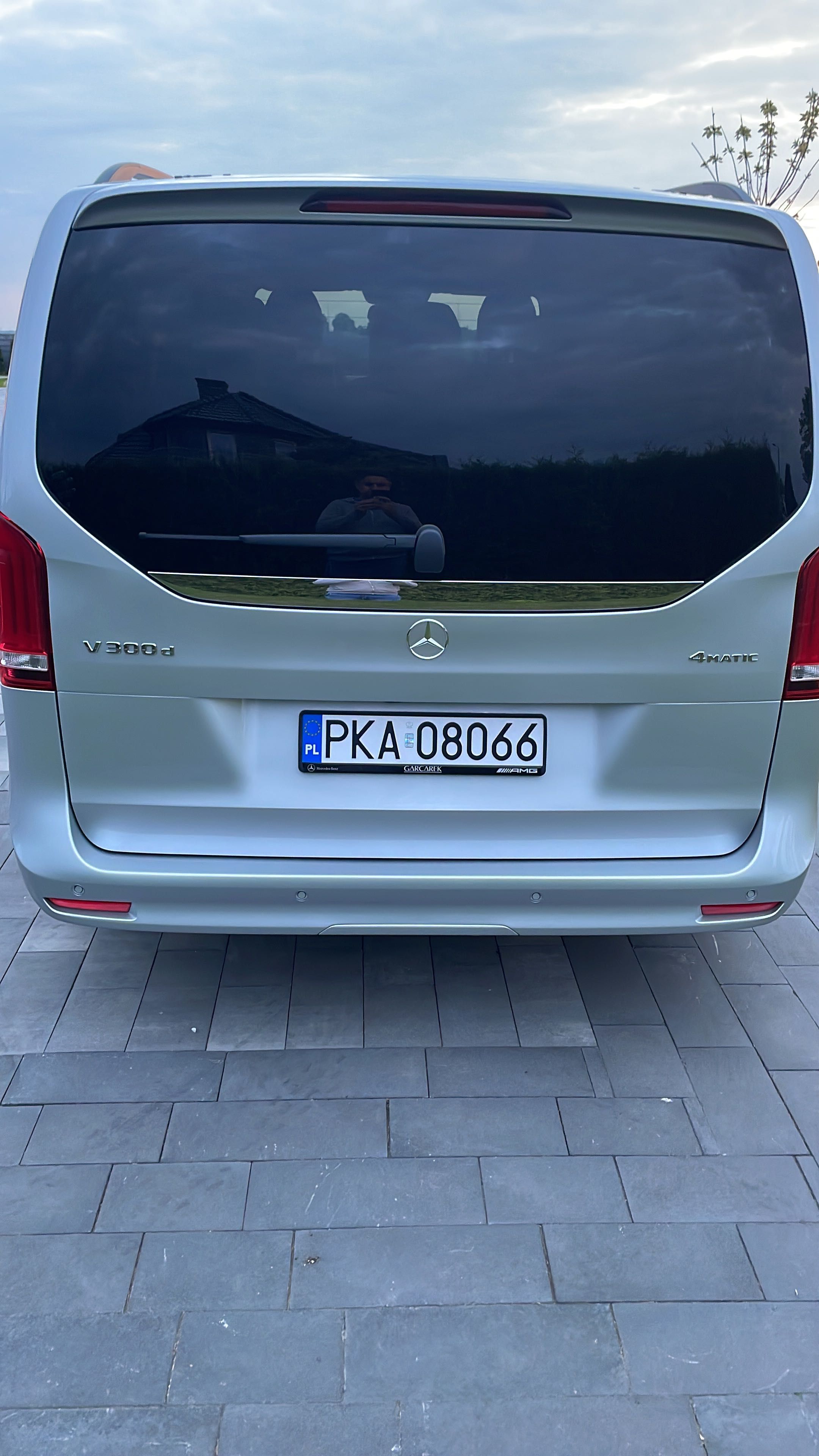 Wynajem busa Mercedes V klasa  8 osób nowy