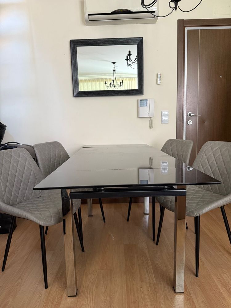 Mesa de vidro 100x60 extensível a 150x60 com 4 cadeiras de pele