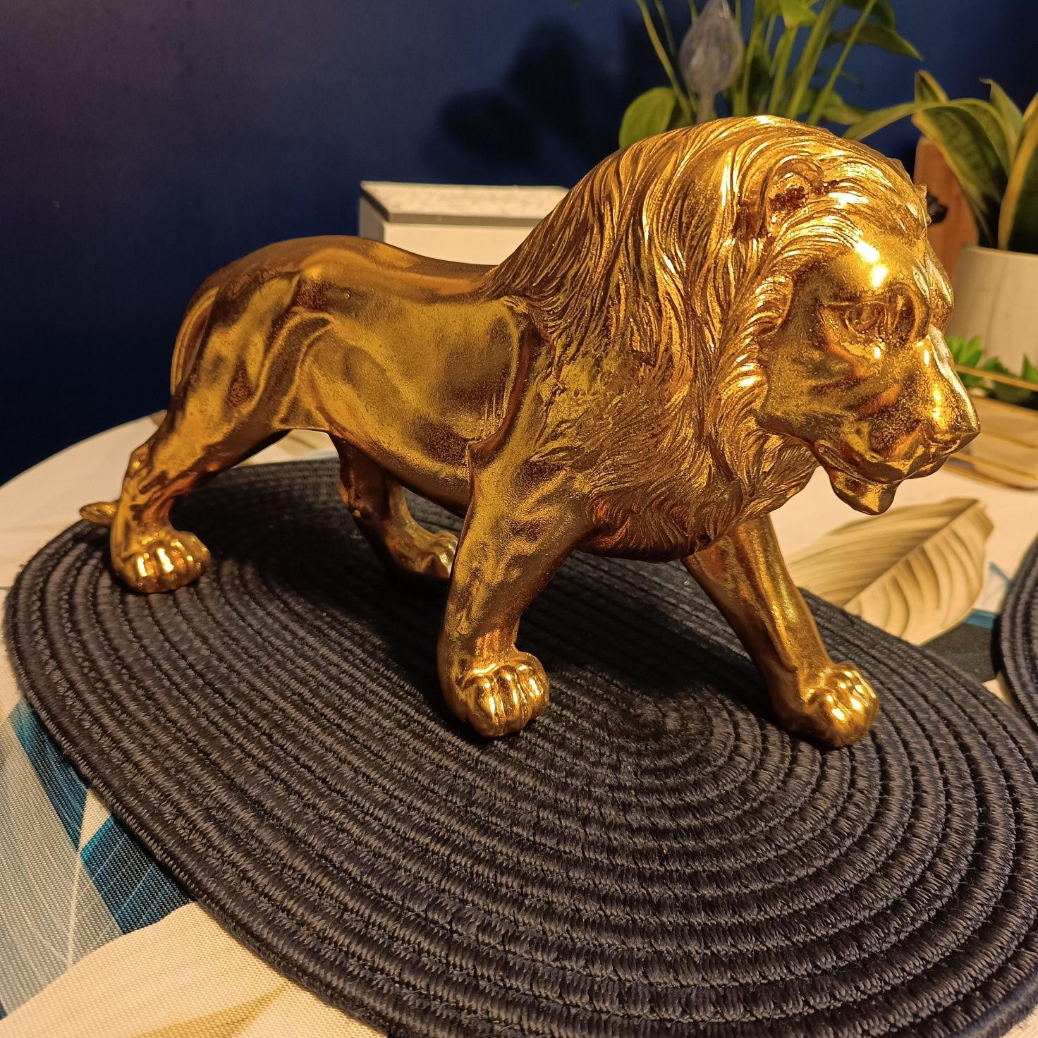 Złota figura lew