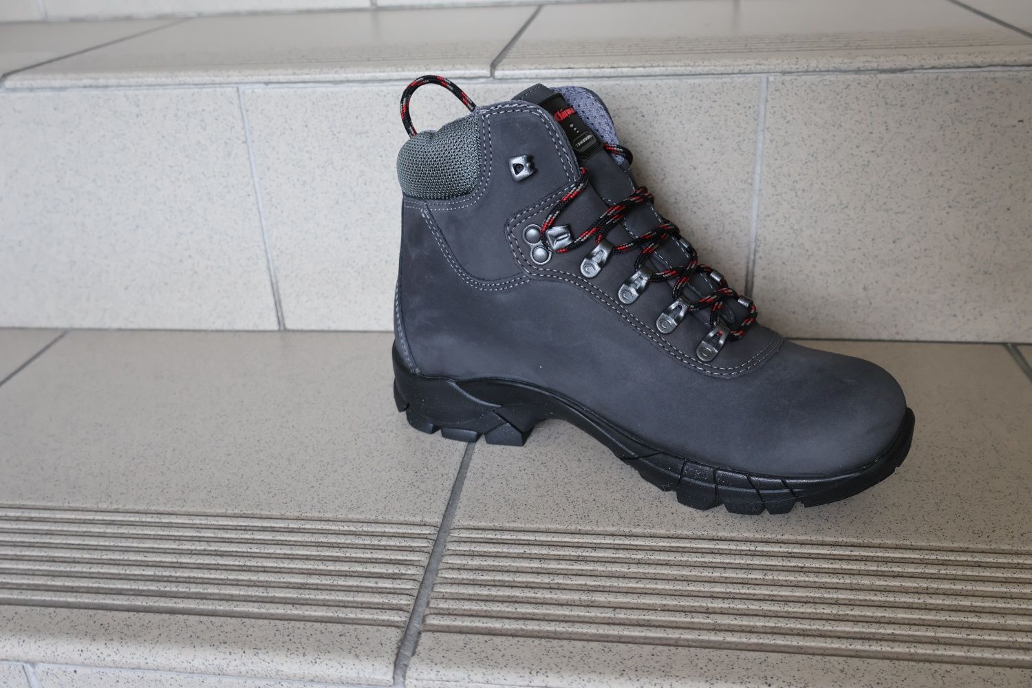 Buty trekkingowe Chiruca z podeszwą Vibram