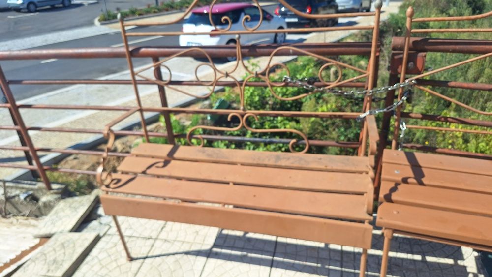 Dois bancos para jardim feitos de camas de ferro antigas