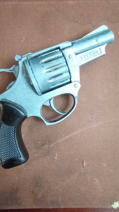 Revólver antigo em metal e , brinquedo, a pólvora e fulminantes