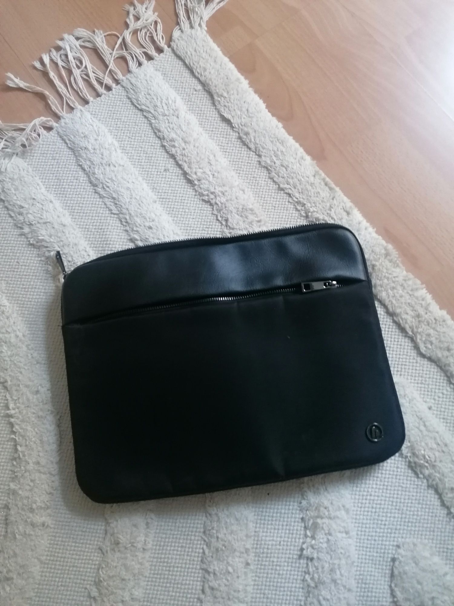 Czarne etui na laptopa skóra