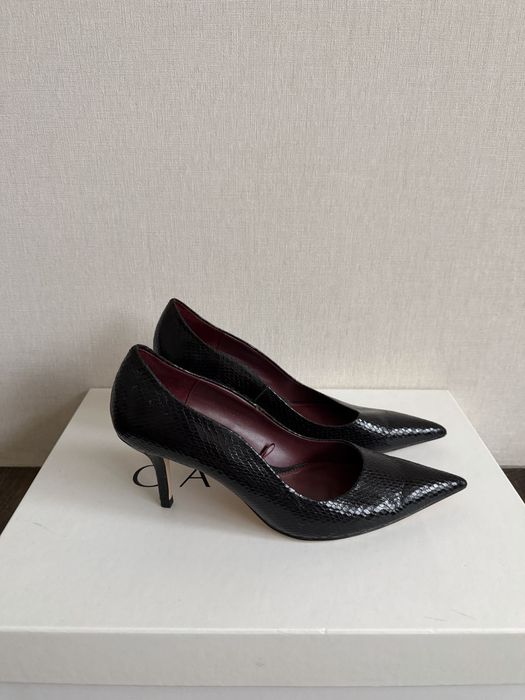 Елегантні чорні човники з фактурою під рептилію