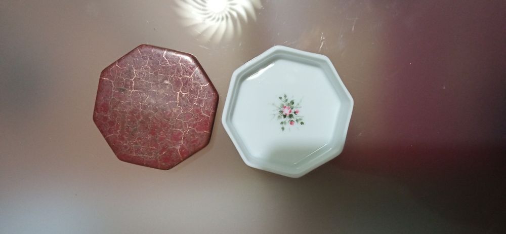 Caixa pequena pintada á mão, numerada e assinada