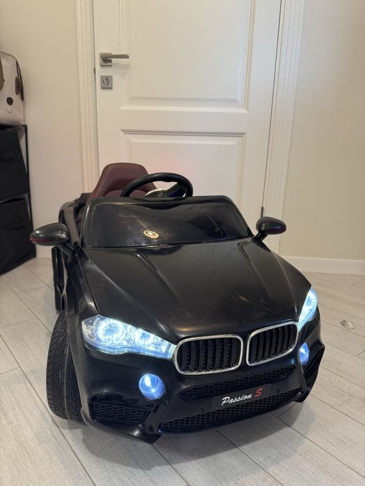 Дитячий електромобіль