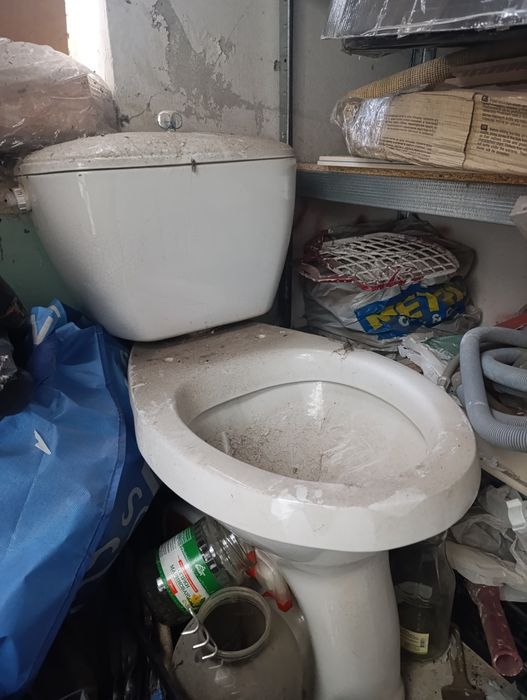 Фаянсовая кышка от бачка унитаза. Сам бачок треснул.