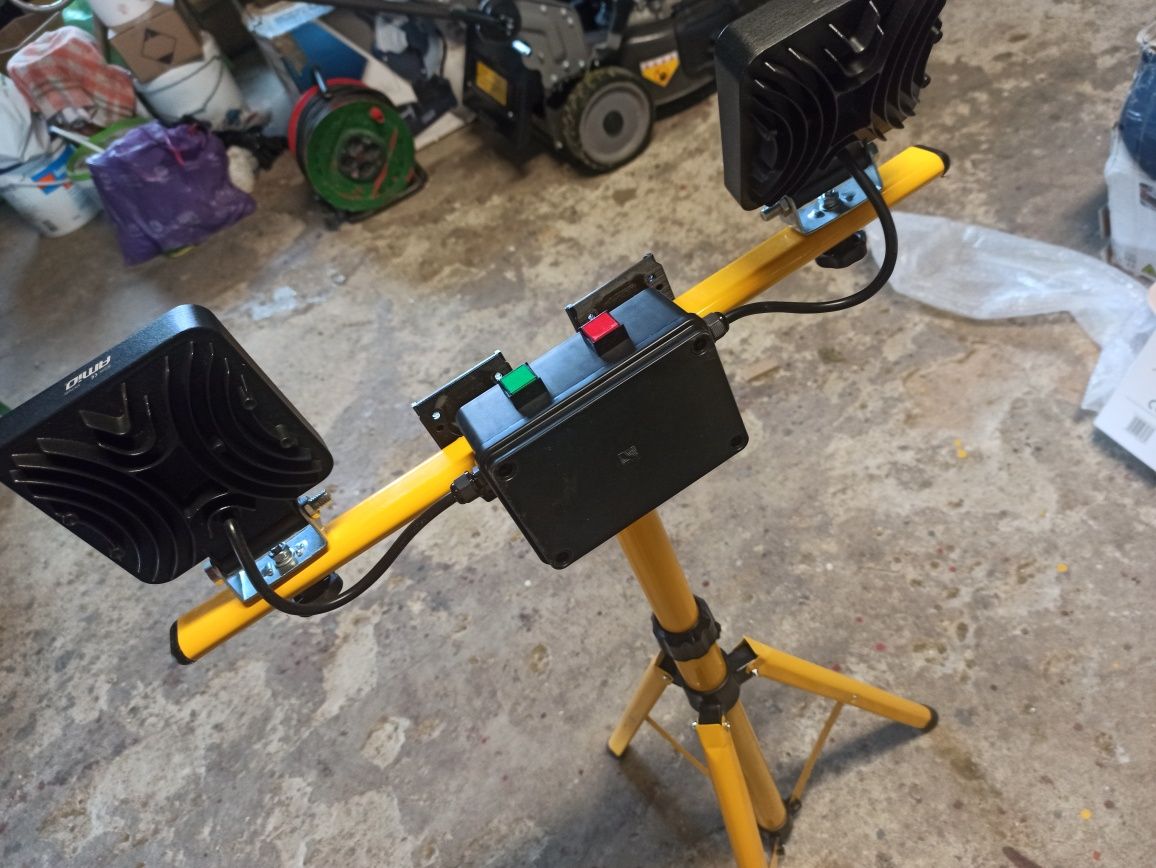 Lampa DeWalt 18V 2 halogeny