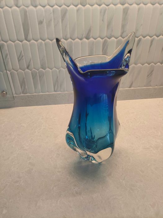 Niebieski wazon w stylu Murano