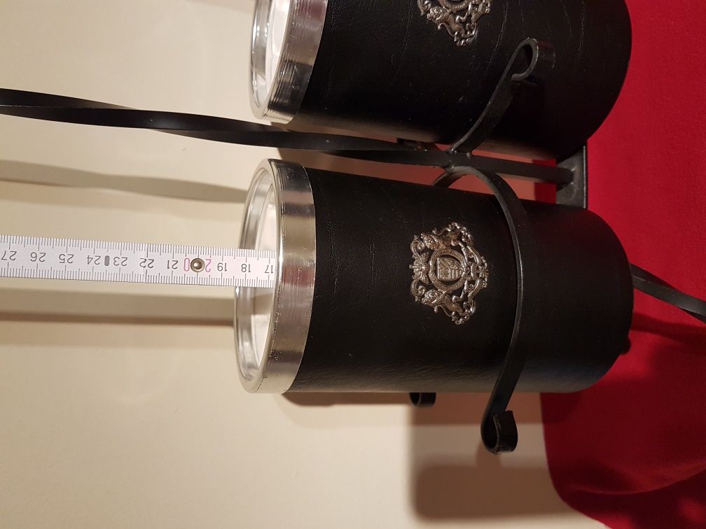 Elegancki pojemnik na butelki alkohol ładną wystawa