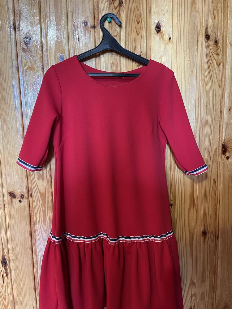 Плаття червоного кольору одягнене декілька разів