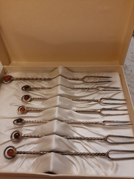 Posrebrzane widelczyki z bursztynem