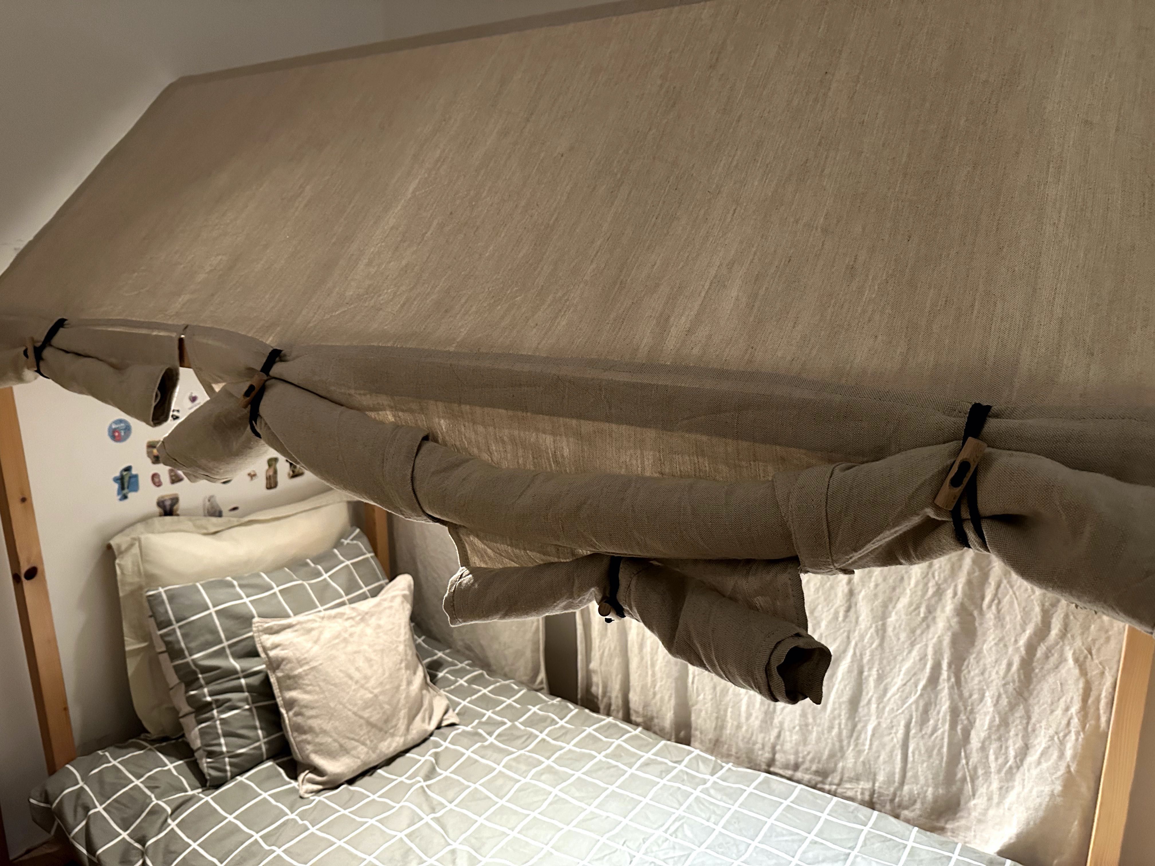 Łóżko - domek dziecięce z pokryciem i materacem.